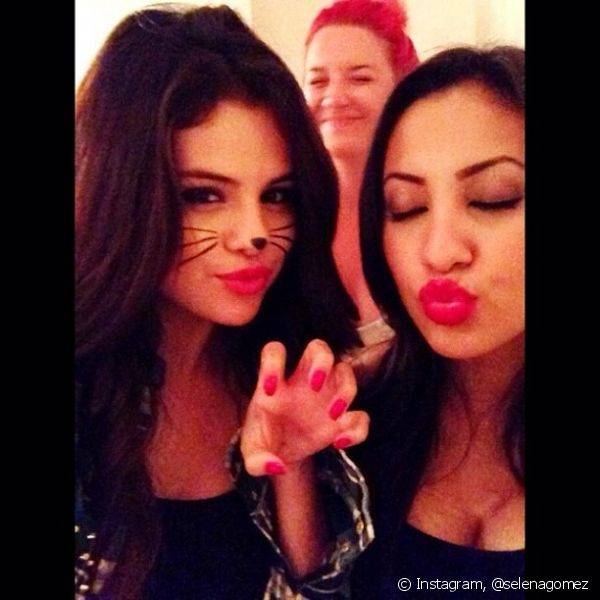 Selena Gomez usou uma das fantasias de Halloween mais simples: a de gatinha, que s? precisa de alguns riscos de l?pis preto